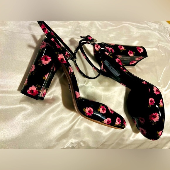 ‼️SOLD ‼️Prada Floral-Print Patent Leather NWT
Size 38:5🌹 - Picture 3 of 12